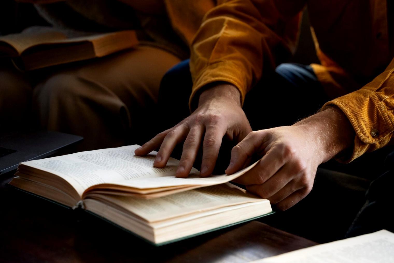 Detailed technical analysis of market charts